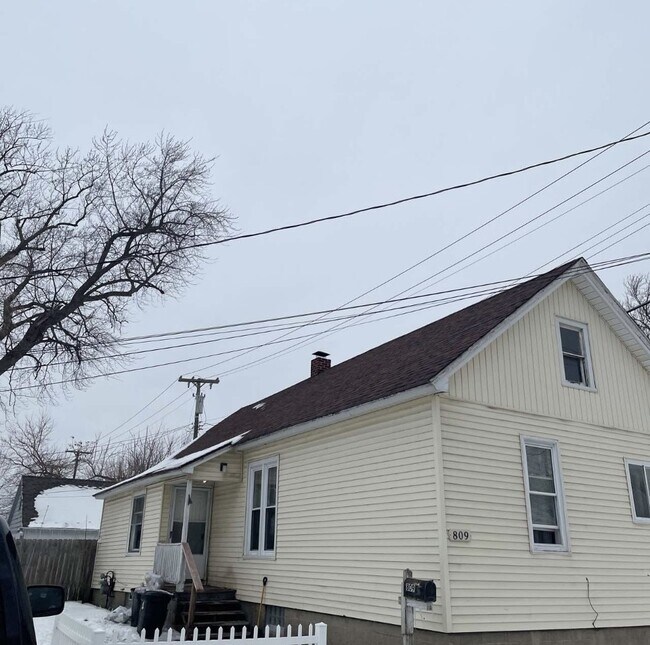 Building Photo - 809 Elk St