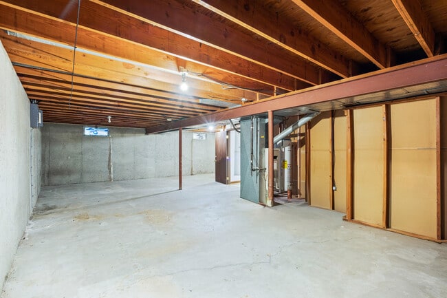 Building Photo - 820 S Fairview Rd