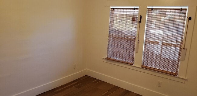 Building Photo - Must see this Antique Beauty! 3-bed/1 bath...
