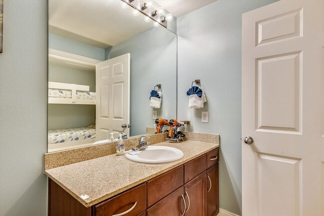 Building Photo - 9860 S Thomas Dr