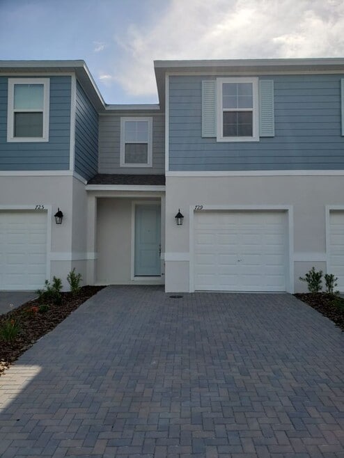 Building Photo - 729 W Oak Dr