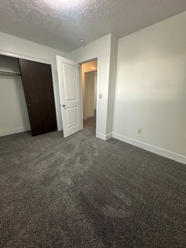 Building Photo - Fall Special – 3 Weeks FREE Rent on 4 Bed,...