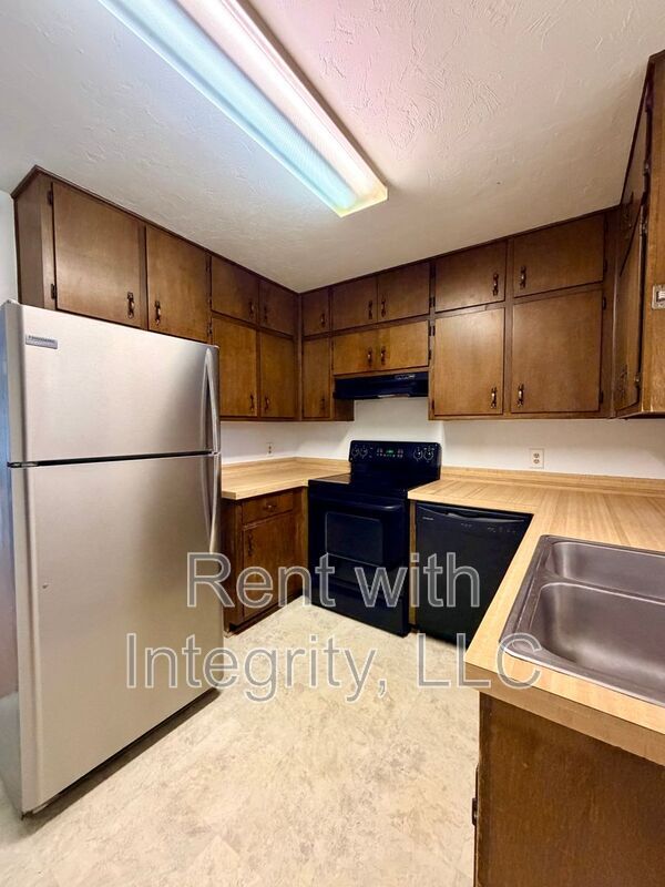 Building Photo - 581 Holyoke Ct
