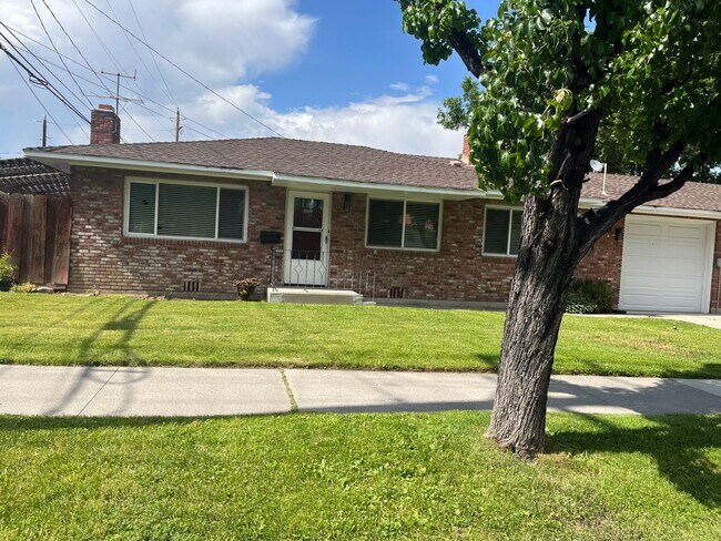 Primary Photo - 2 Bedroom / 1 Bathroom Duplex in Old South...
