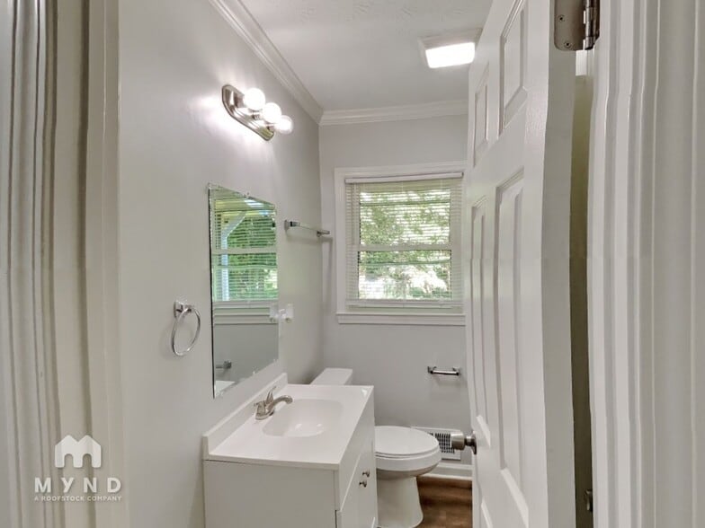 Building Photo - 906 King Dr SE