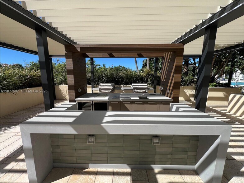 Building Photo - 300 S Pointe Dr