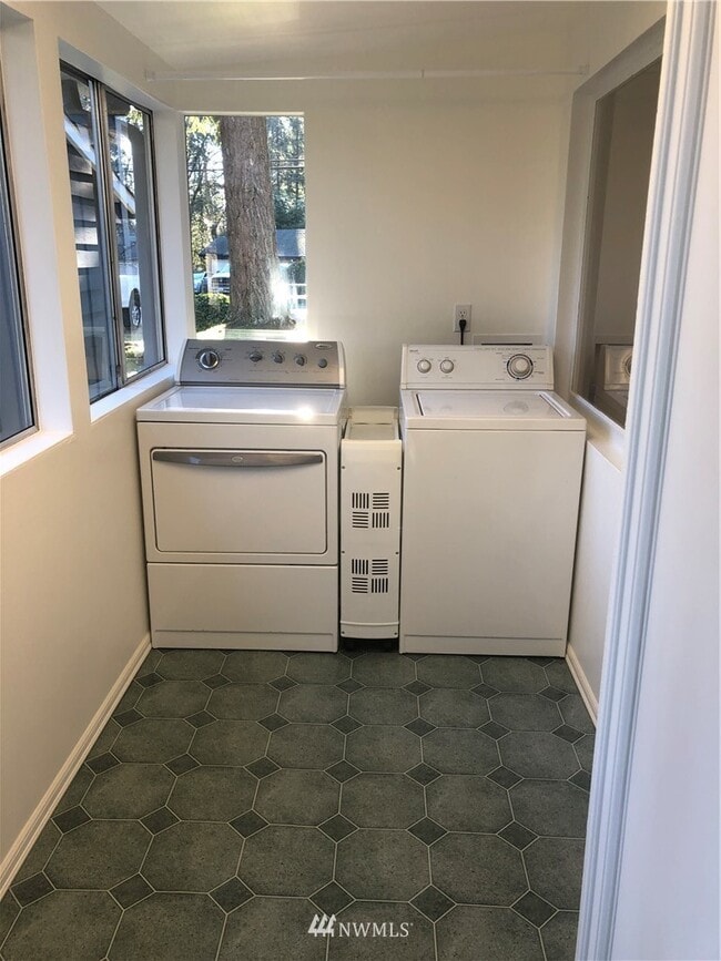 Building Photo - 3325 Lincoln Way