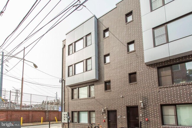 Building Photo - 2553 Montrose St