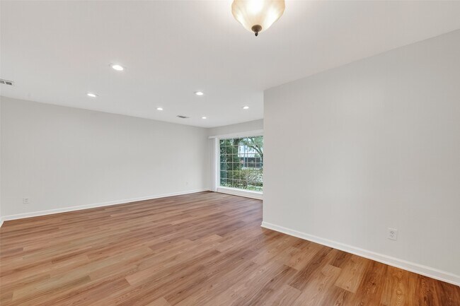 Building Photo - 500 N Post Oak Ln