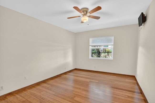 Building Photo - 6385 Hollandaire Dr E