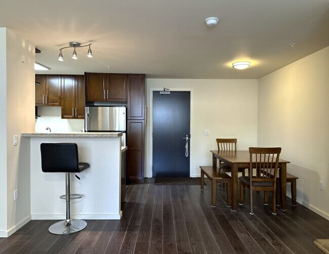 Building Photo - The Cove Waikiki - 2BR/2BA/2PK (Pet Negoti...
