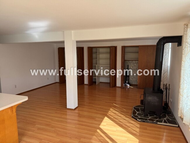 Building Photo - Basement apartment in a house