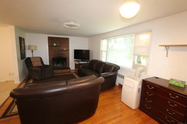 Building Photo - 422 S Main St