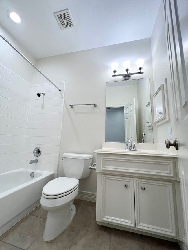 Building Photo - Stunning 4/3/2 Townhome in the Museum District !!!