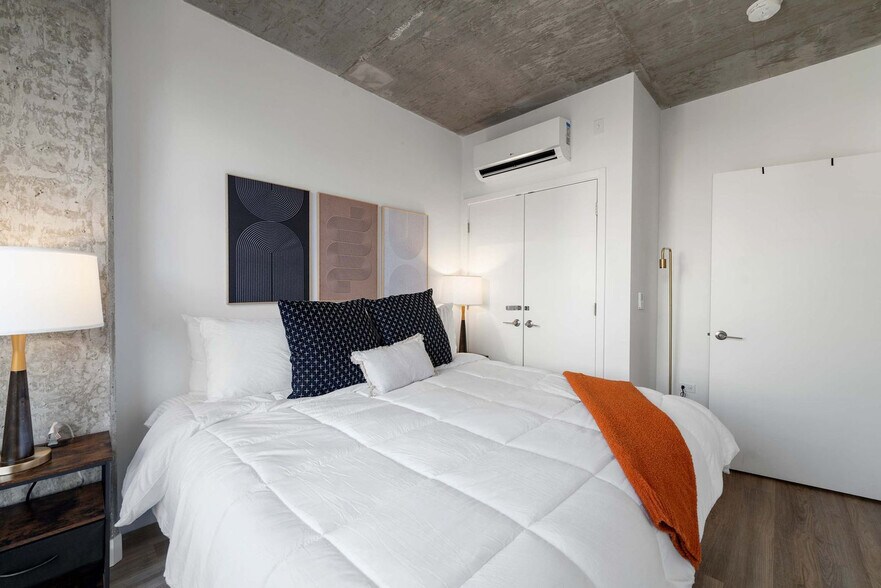 Building Photo - 853 W Blackhawk St