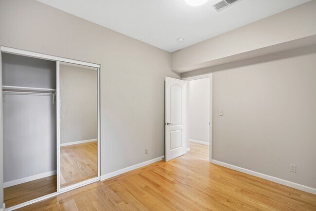 Building Photo - 3bed/2bath Top-Floor Flat w/ Modern SF Charm - Pet(s) Welcome