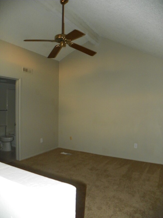 Building Photo - 2 Bedroom townhome with garage! Remodeled ...