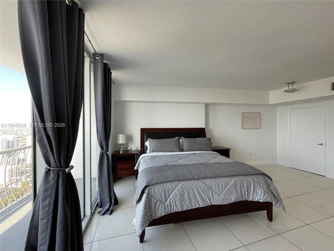 Building Photo - 1750 N Bayshore Dr