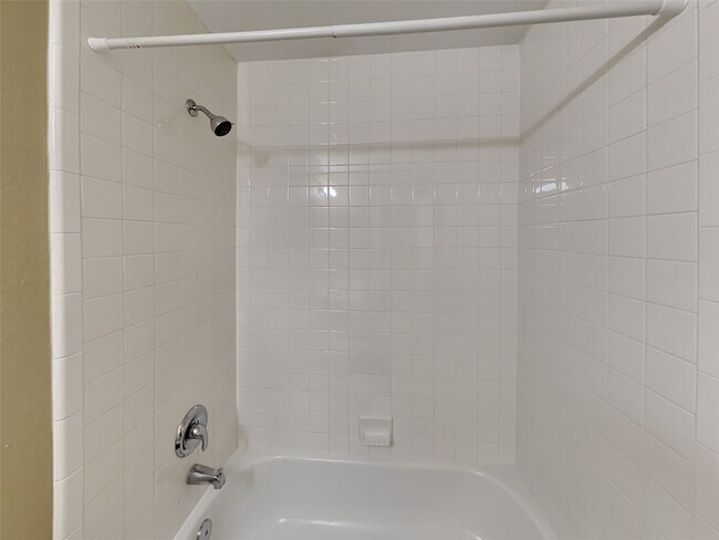 Building Photo - 633 Rocky Hollow Ln