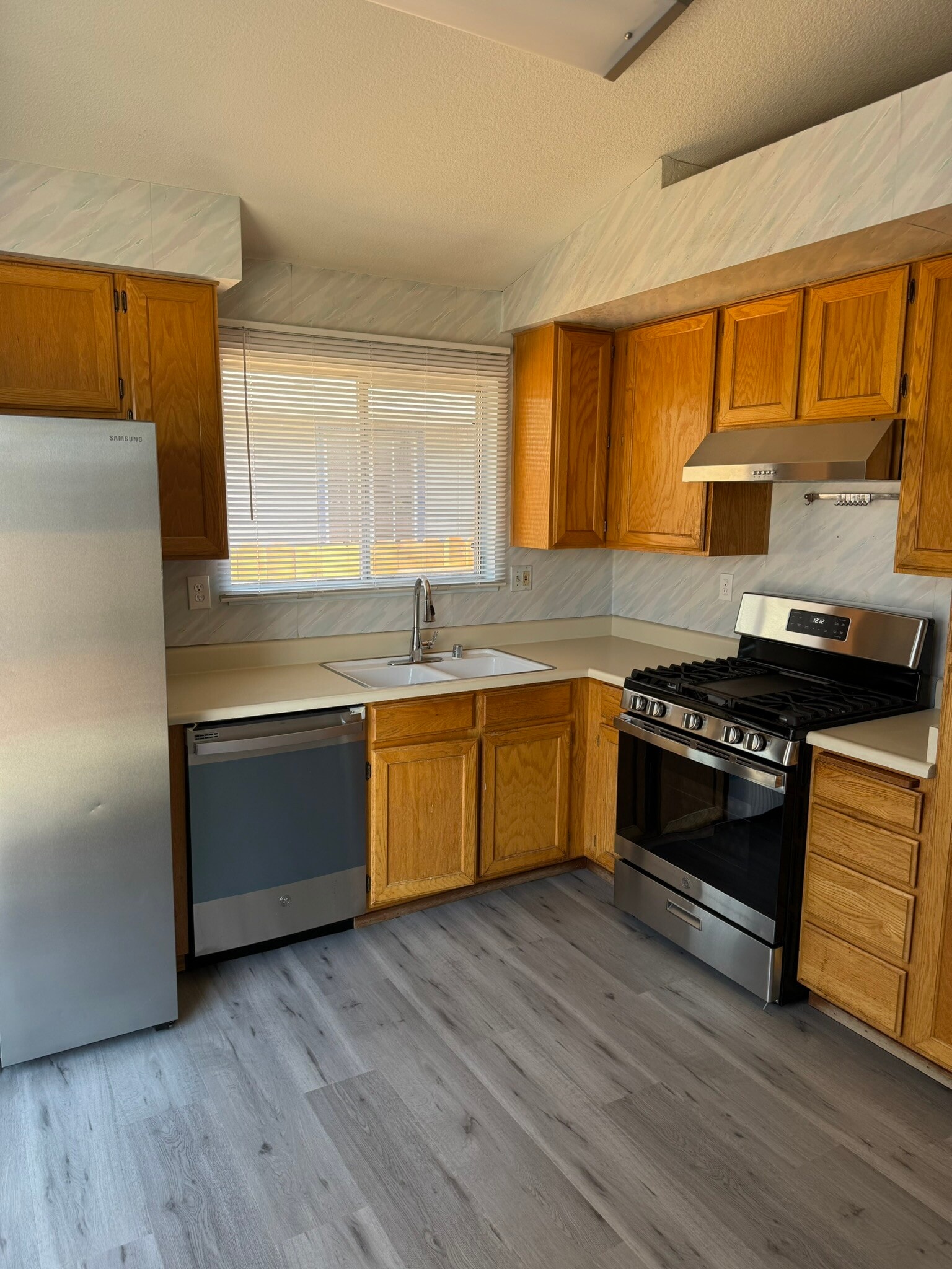 Kitchen - 1070 Camellia Ln