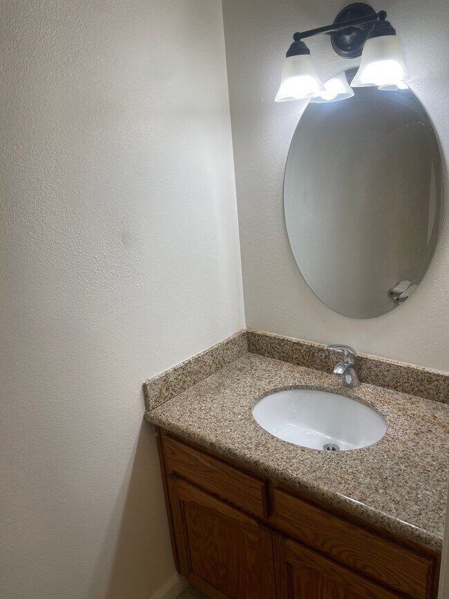 Building Photo - 3 Bedroom, 1.5 Bath Home in Parkway Neighborhood