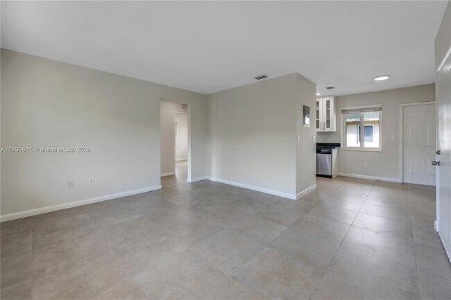 Building Photo - 930 SW 24th Ct