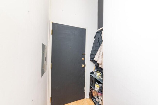 Building Photo - 1 bedroom in Chicago IL 60654