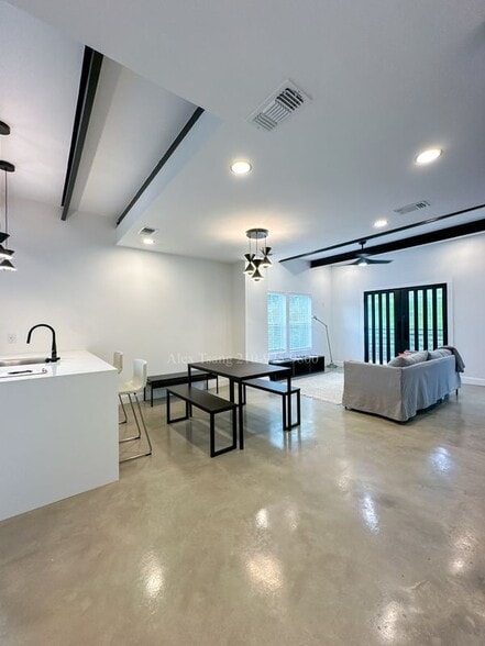 Building Photo - 218 S Olive St