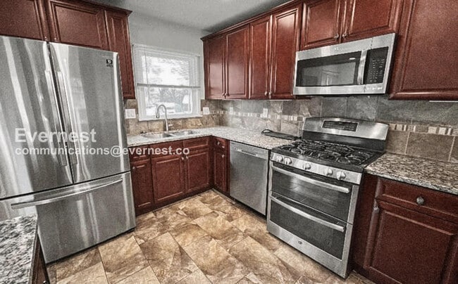 Building Photo - 3 Bed/3 Bath Home with Fenced Yard and Garage / Available Now!