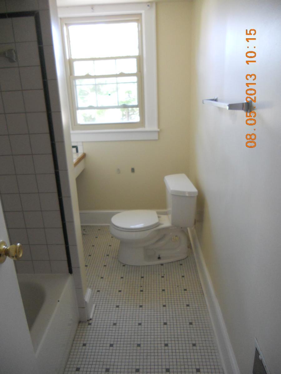 2nd Floor Bath - 1765 Summit St