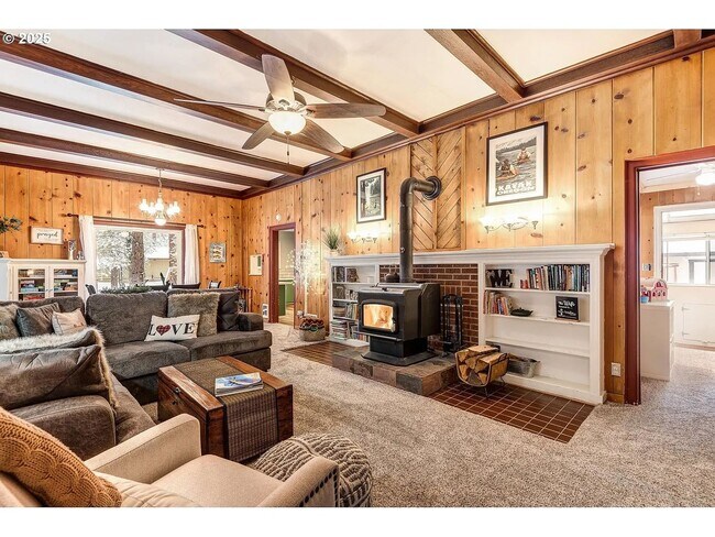 Building Photo - Charming Historic 2 Bed Home + Bonus Room ...