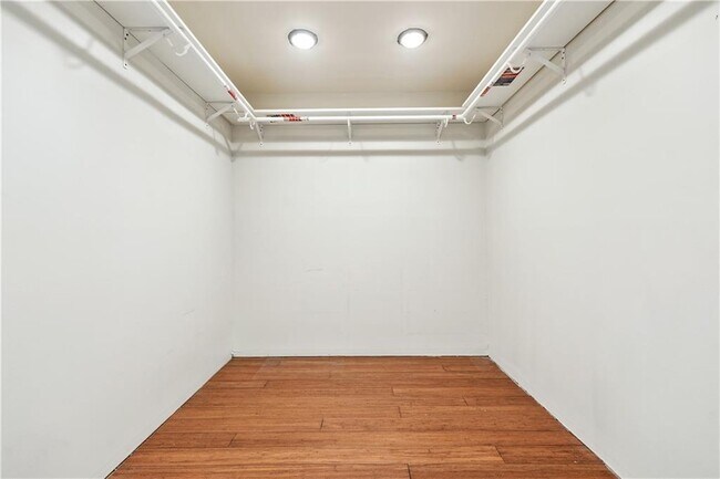 Building Photo - 1578 Lincoln Ave SE