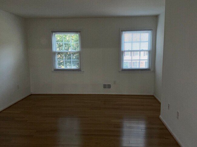 Building Photo - Very well maintained 4BR 2.5BA Colonial mo...