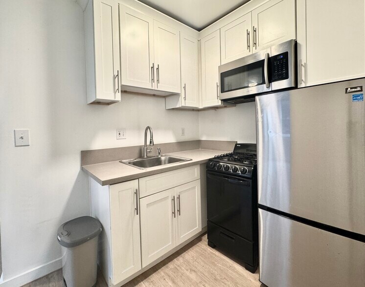 Building Photo - 1110 N Sweetzer Ave