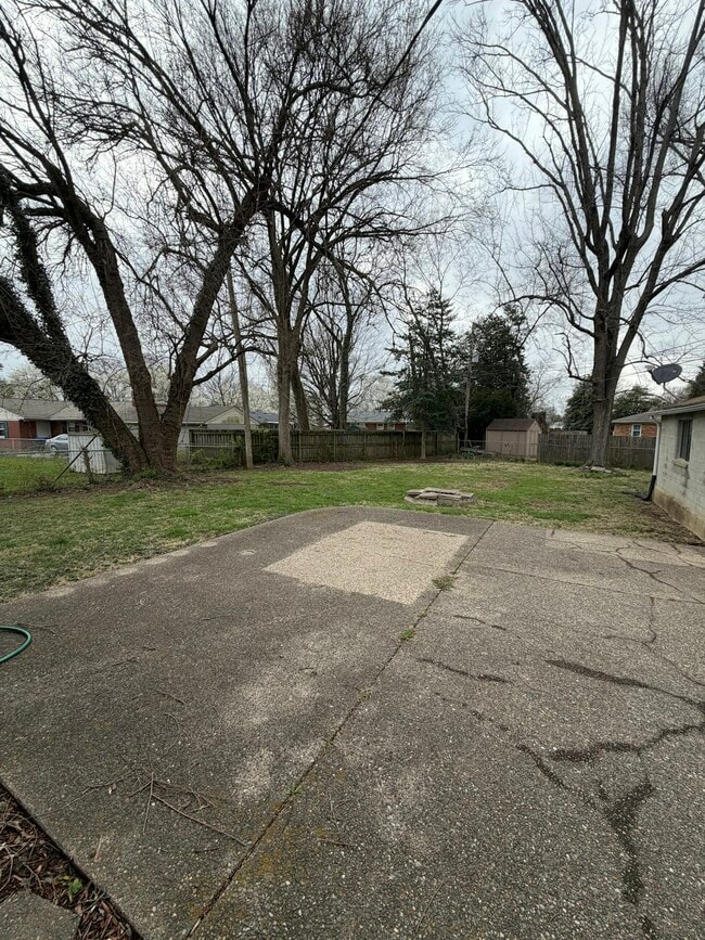 Building Photo - 2403 Meadow Dr