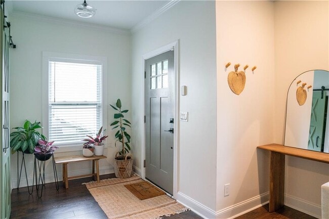 Building Photo - 1580 Pineview Terrace SW