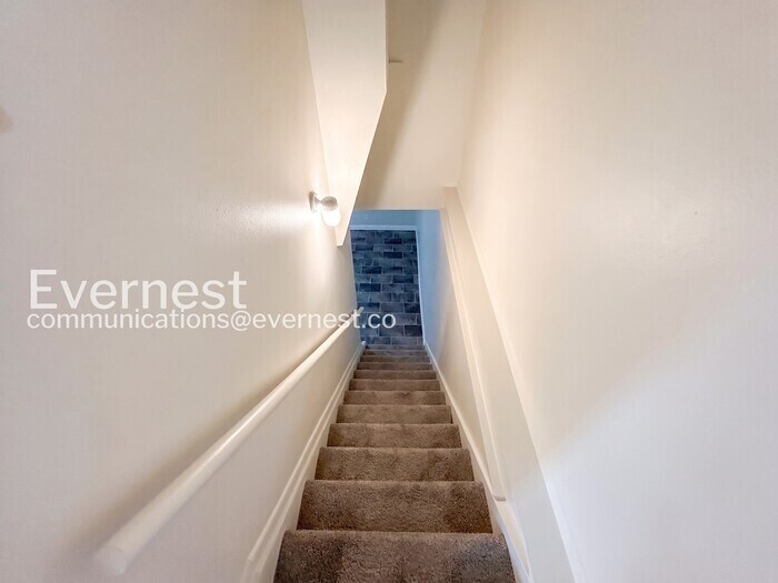 Building Photo - 4203 Goldenrod Dr