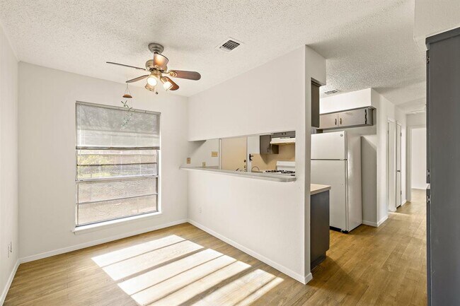 Building Photo - 2402 Cottonwood Dr