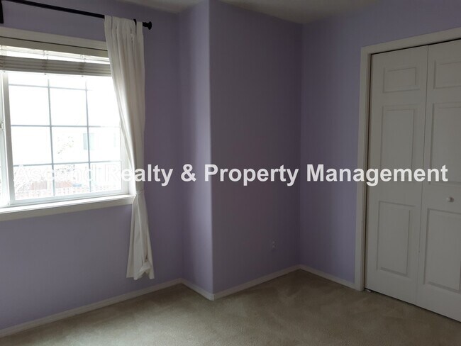 Building Photo - Available NOW! Small Pet OK Great Bethany Location Fenced Yard Quick Access to Nike, Columbia Spo...