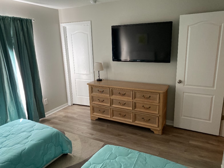 Building Photo - 1737 Royal Ridge Dr