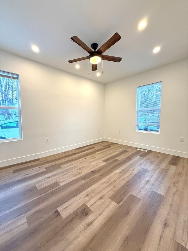 Building Photo - Large Fully Renovated 3Br-2 Full bath apartment!