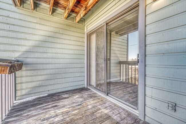 Building Photo - Updated 2 bed / 1 bath home in Lakewood!