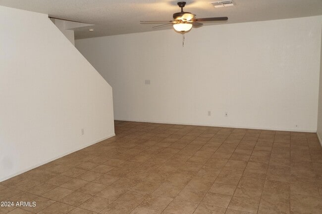 Building Photo - 2935 E Cherry Hills Dr