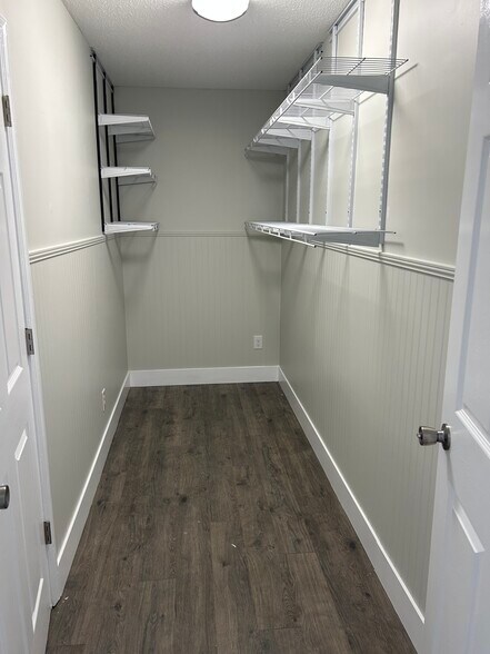 Building Photo - 600 Villard Dr