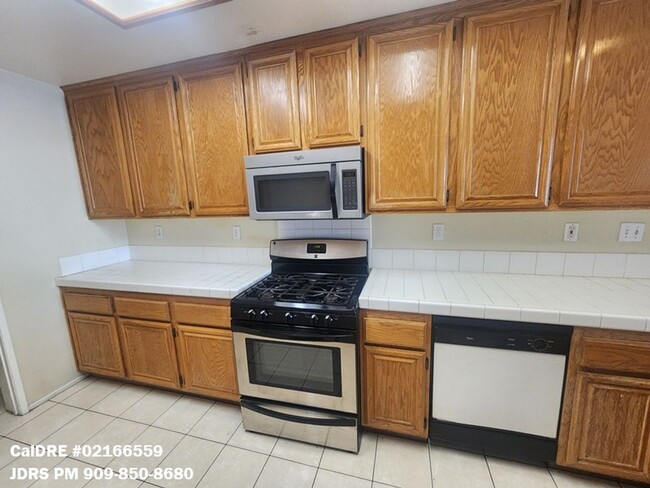 Building Photo - Ontario 3 Bedroom Townhome