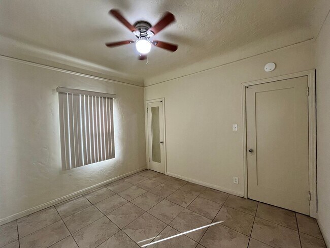 Building Photo - LARGE UPSTAIRS ONE BEDROOM ONE BATH! WITH ...