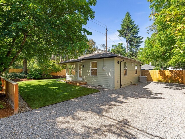 Building Photo - Light-Filled, Fully Remodeled 2?Bed / 1?Ba...