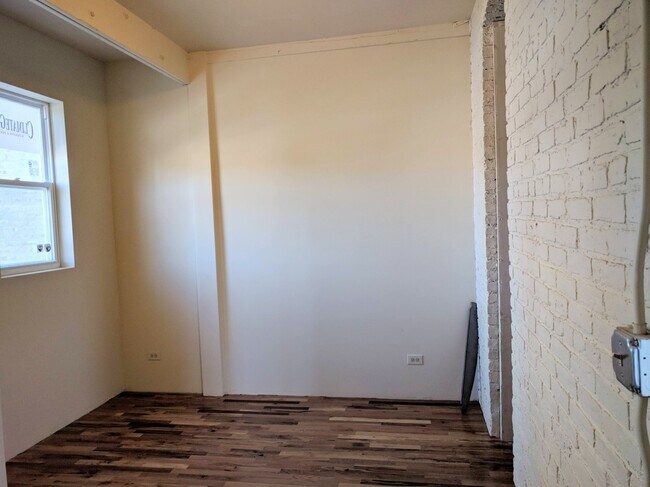 Building Photo - 934 W 19th St