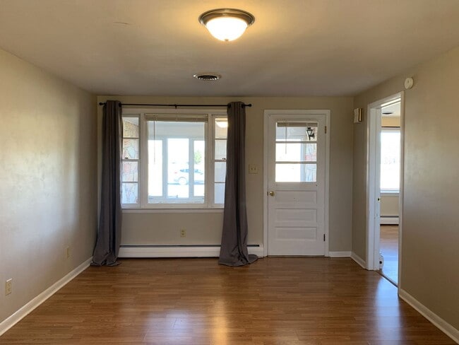 Building Photo - Move-in ready!! Bonus room that could easi...