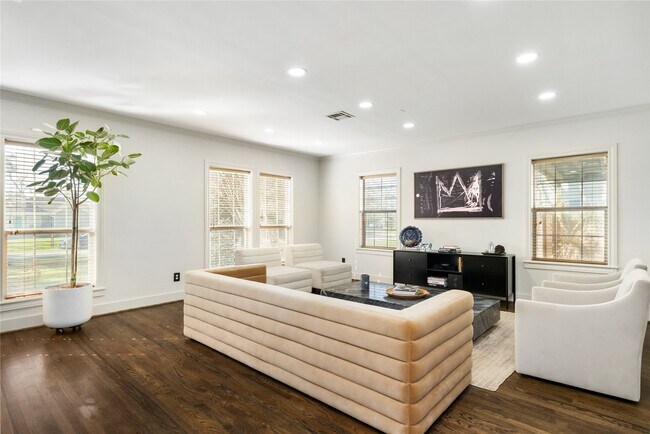 Building Photo - 516 W 30th St